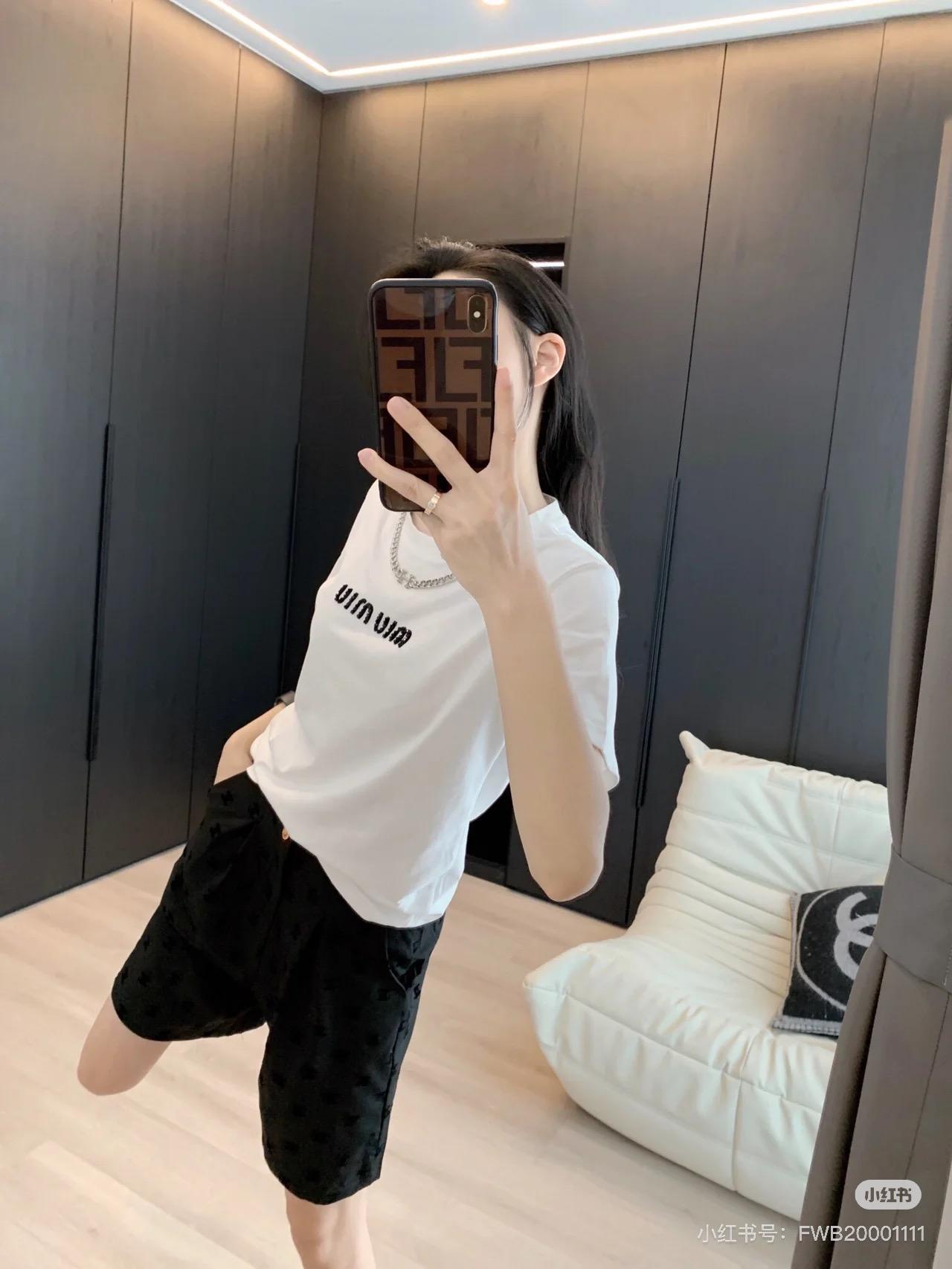 MIU MIU 胸前黑色串珠字母短袖T恤 基礎款上衣