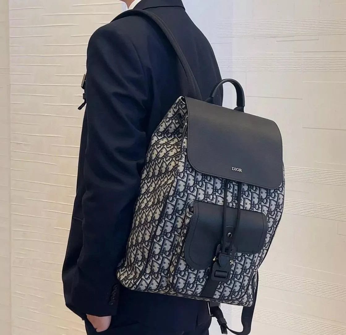 DIOR Saddle 翻蓋後背包 米色和黑色 Dior Oblique 緹花搭配黑色粒面小牛皮 40cm