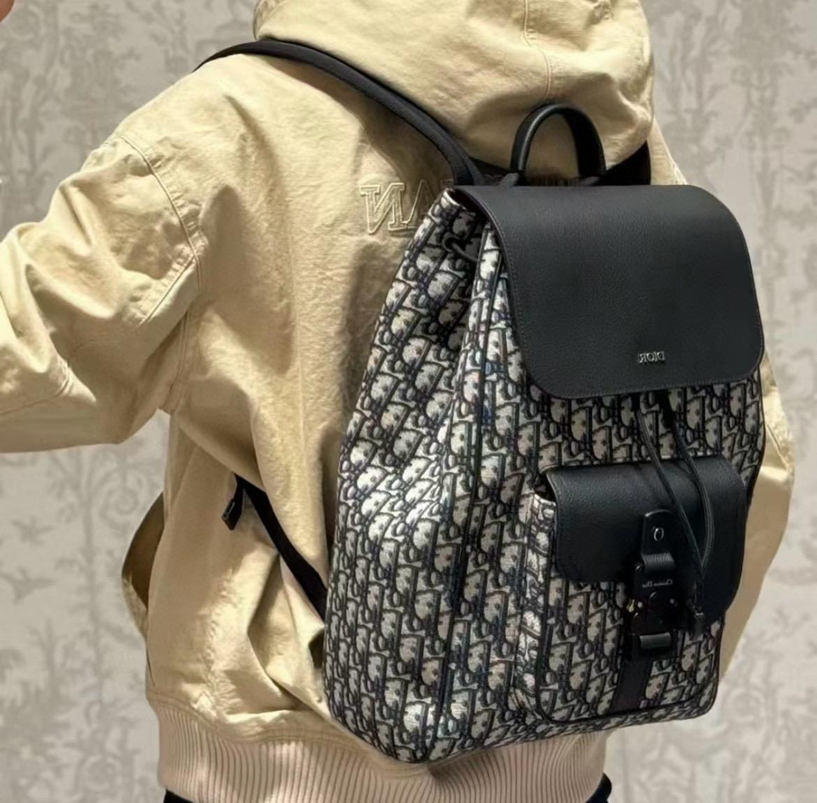 DIOR Saddle 翻蓋後背包 米色和黑色 Dior Oblique 緹花搭配黑色粒面小牛皮 40cm
