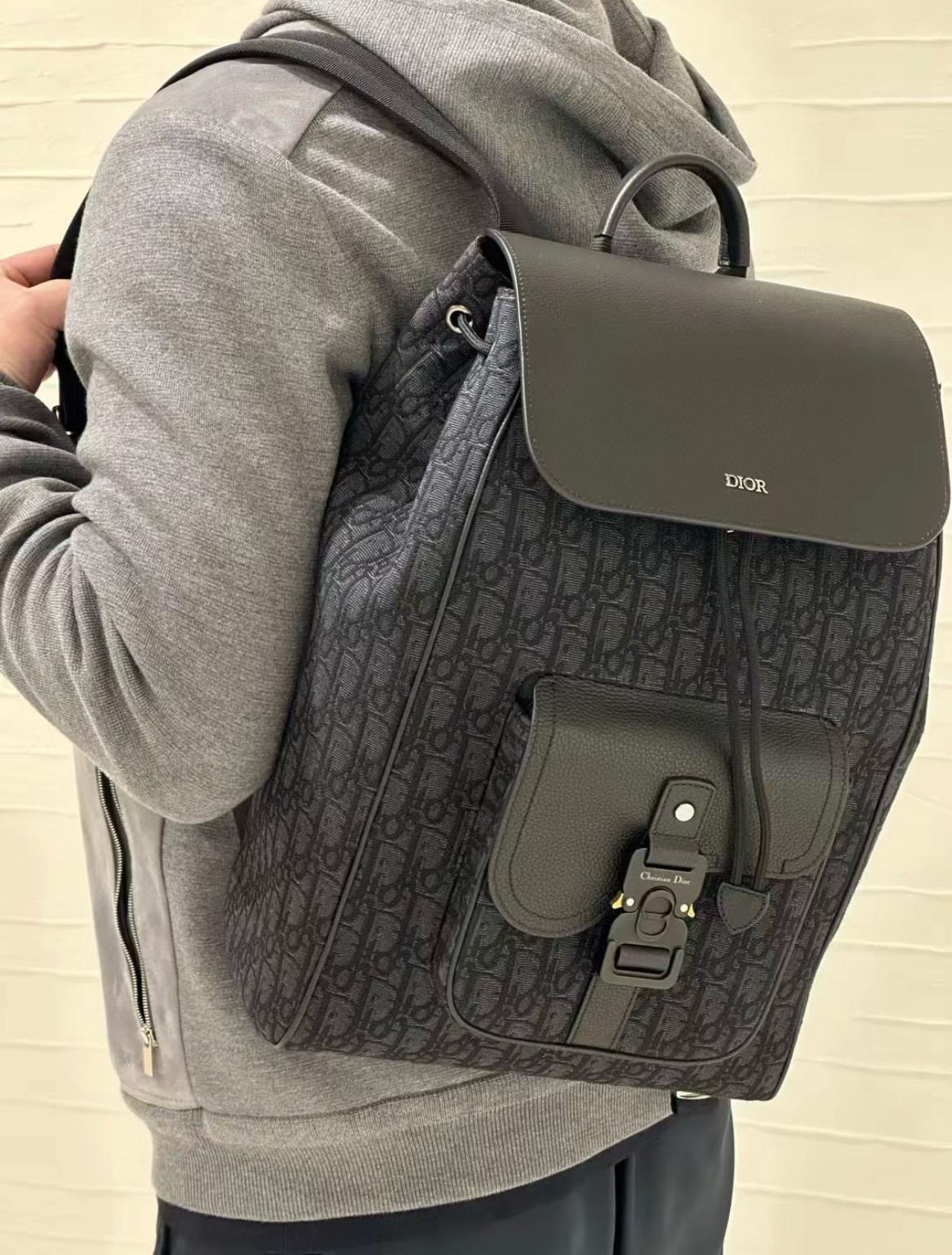 DIOR Saddle 翻蓋後背包 黑色 Dior Oblique 緹花搭配黑色粒面小牛皮 40cm