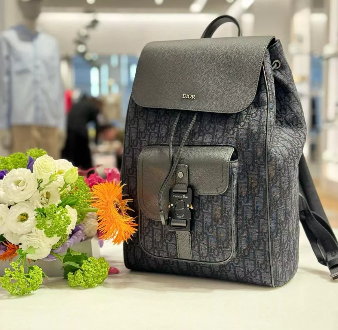 DIOR Saddle 翻蓋後背包 黑色 Dior Oblique 緹花搭配黑色粒面小牛皮 40cm