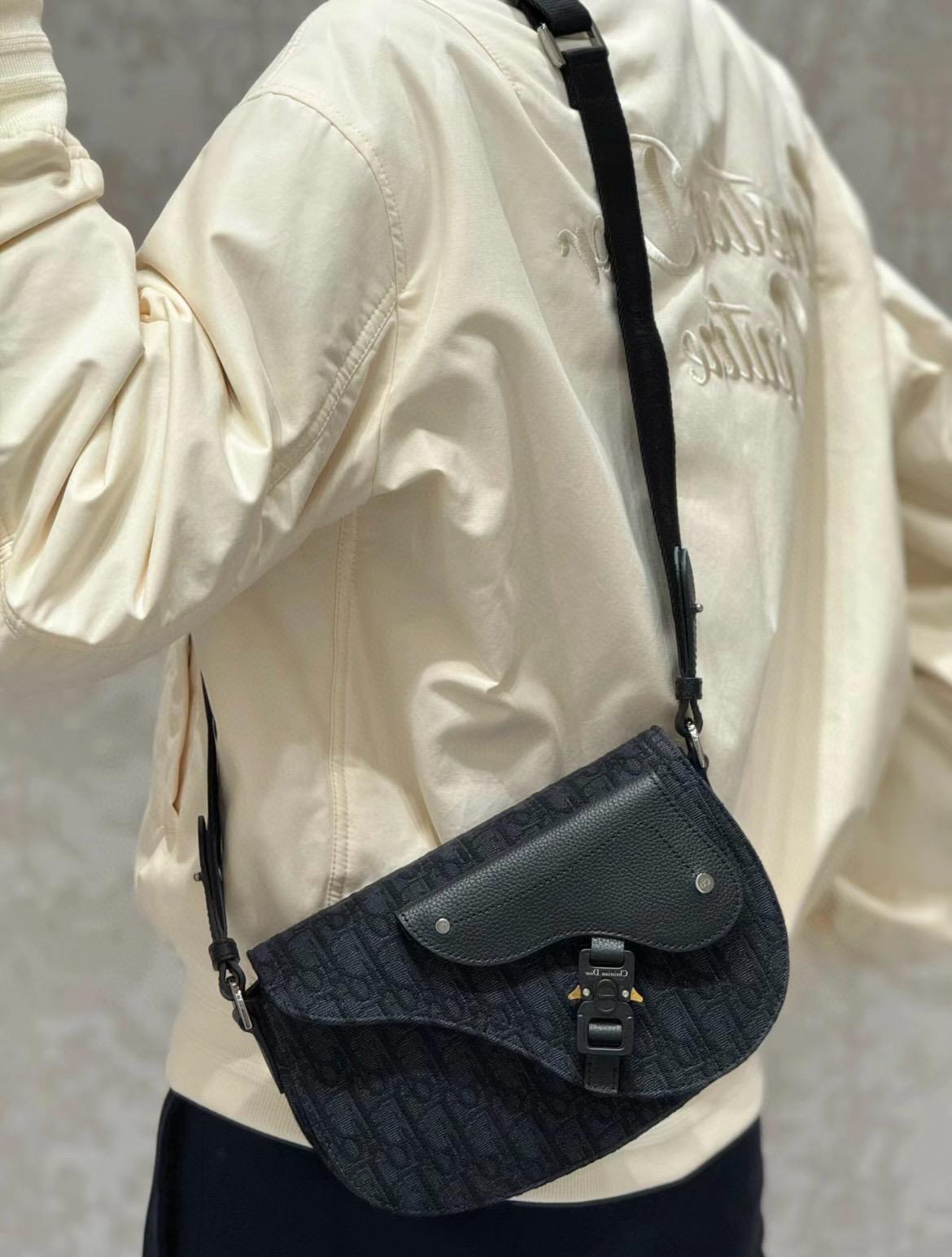 DIOR 黑色 Oblique 緹花和黑色粒面小牛皮 Saddle 郵差包 24cm