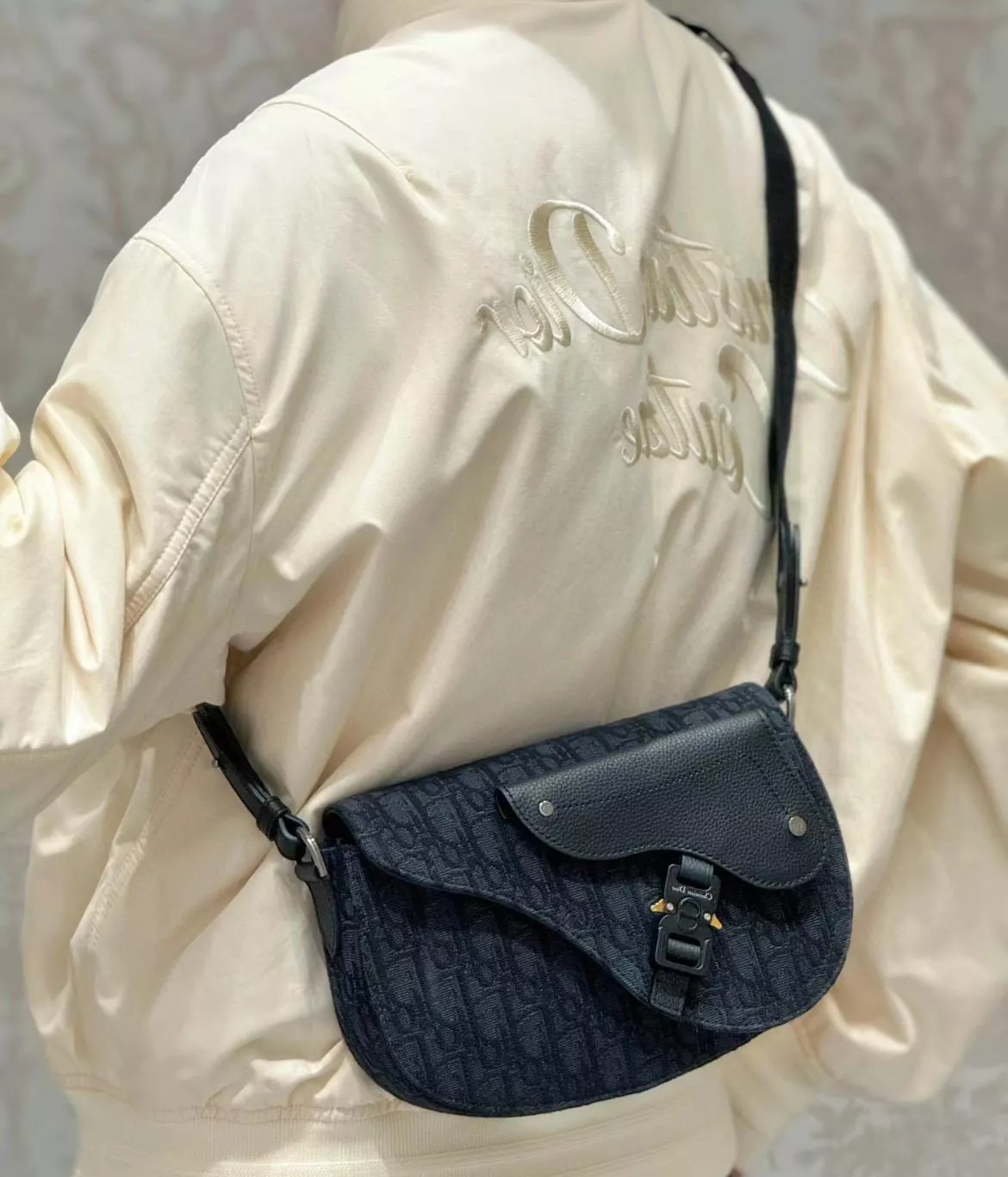DIOR 黑色 Oblique 緹花和黑色粒面小牛皮 Saddle 郵差包 24cm