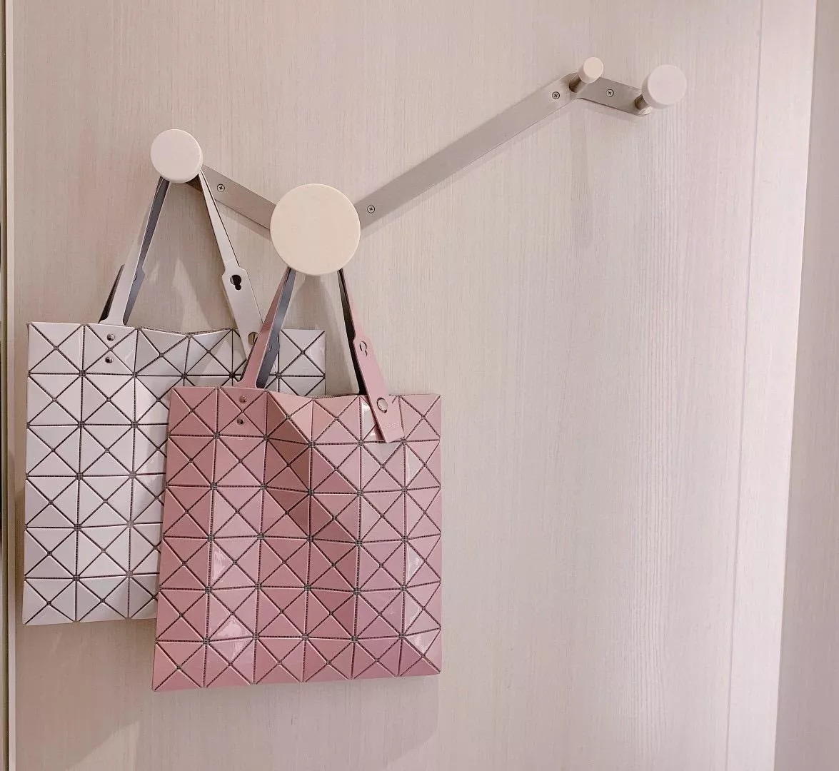 ISSEY MIYAKE 三宅一生 限定鐳射系列 鐳射粉/鐳射白 BAOBAO 6X6 托特包 34cm