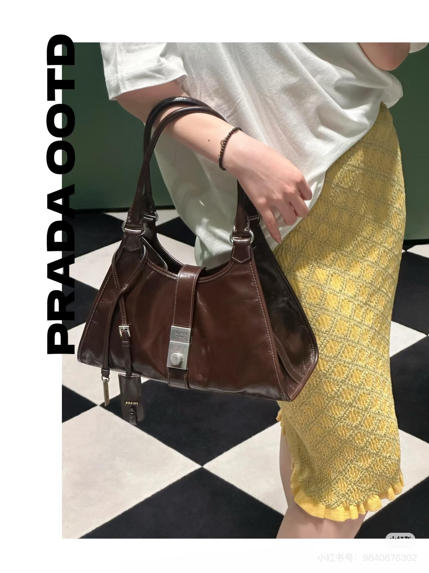 PRADA 25s 秀款 黑色/深棕色 鎖釦油蠟皮革手提肩背包 30cm