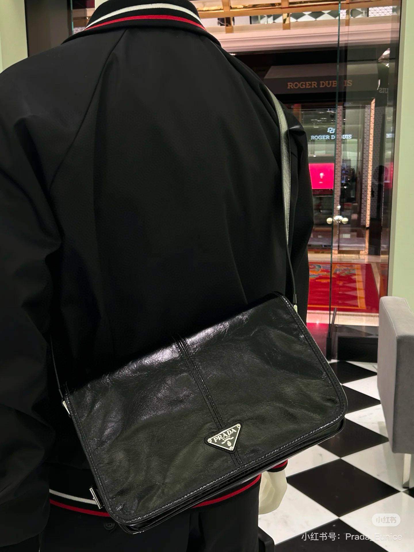 Prada 男女同款 油蠟皮革單肩郵差包 商務包 30cm