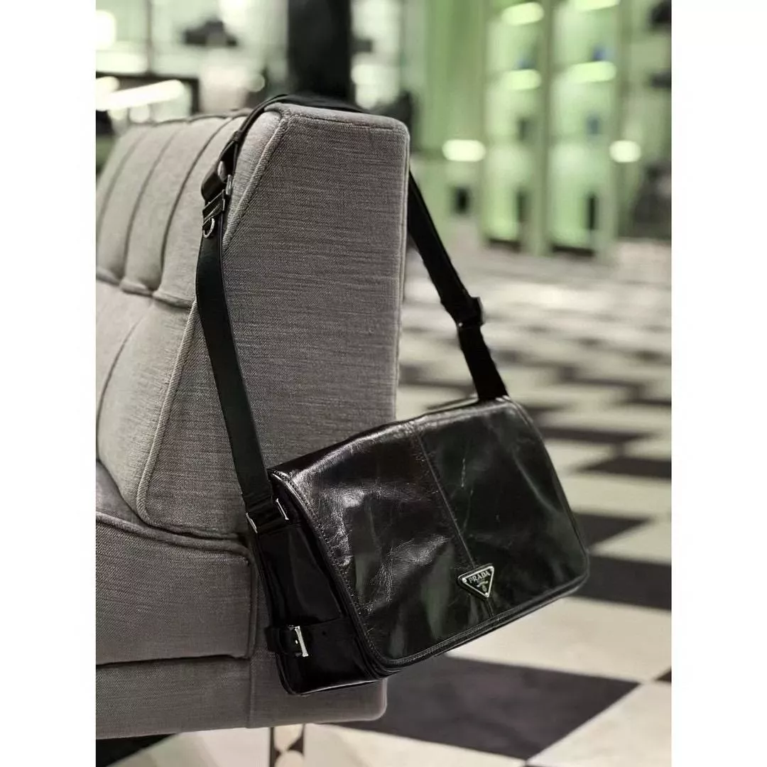 Prada 男女同款 油蠟皮革單肩郵差包 商務包 30cm