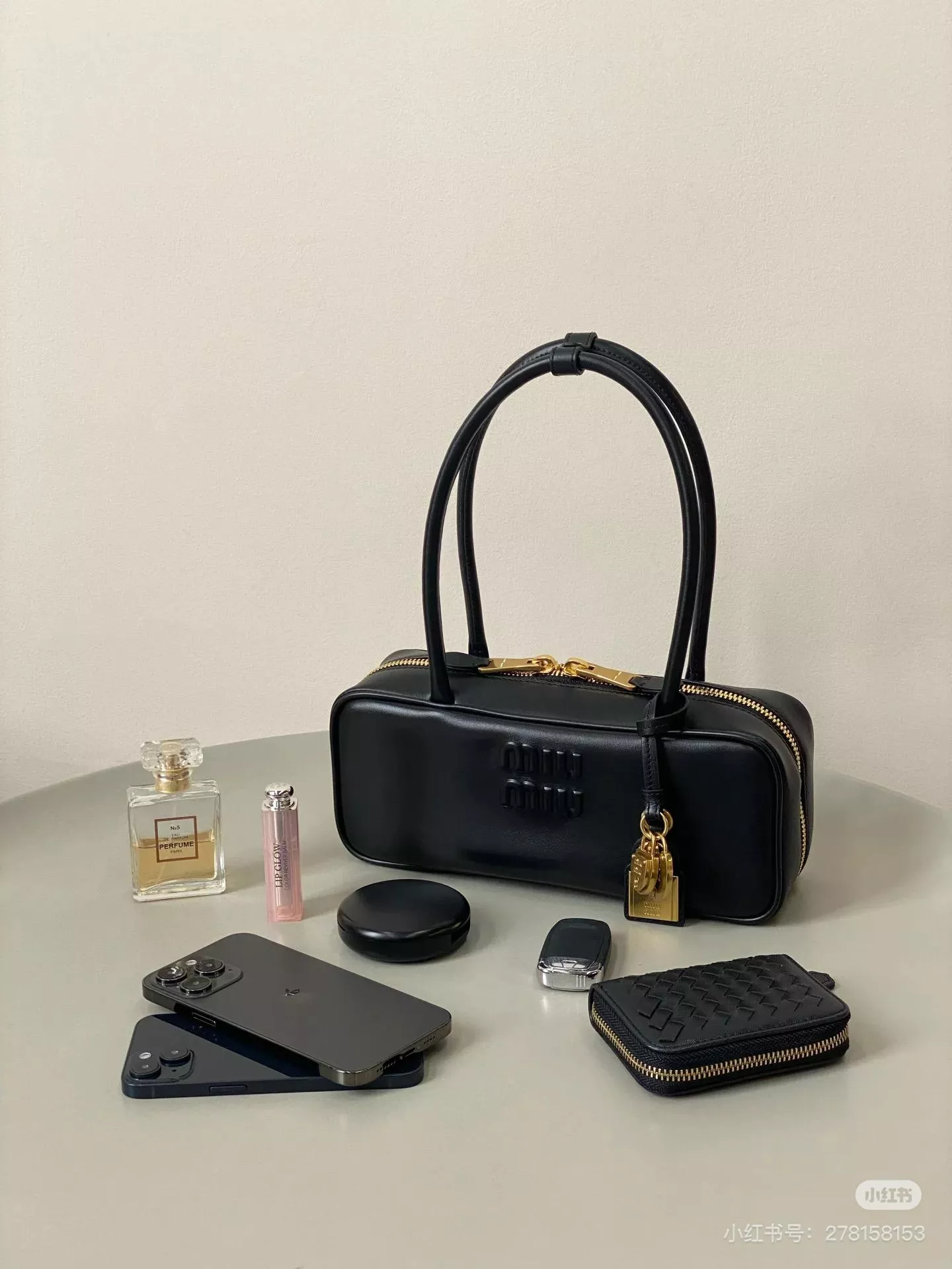Miumiu 25SS 吊飾版 橫款長手柄保齡球包 柔軟小牛皮 27cm