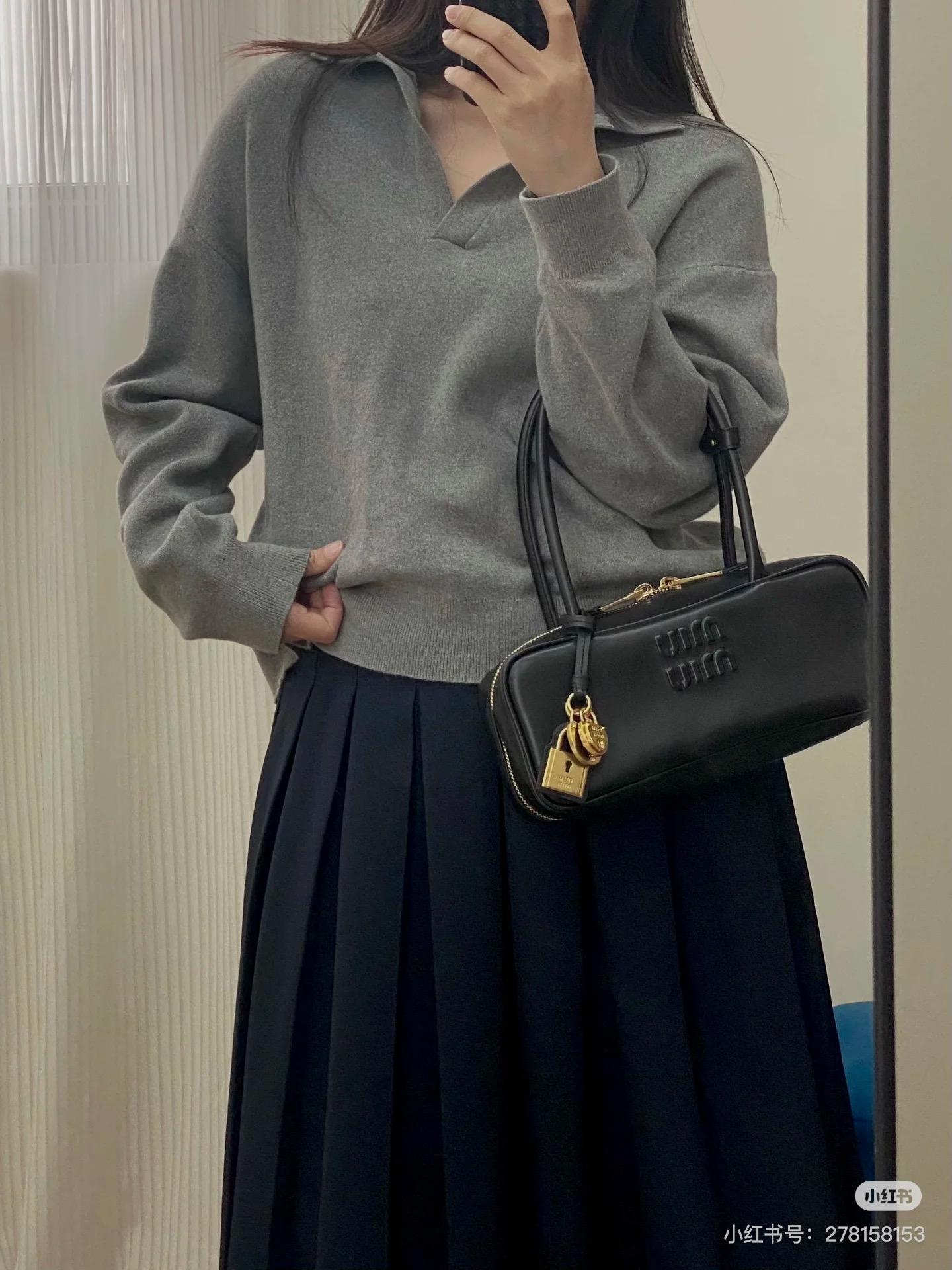 Miumiu 25SS 吊飾版 橫款長手柄保齡球包 柔軟小牛皮 27cm