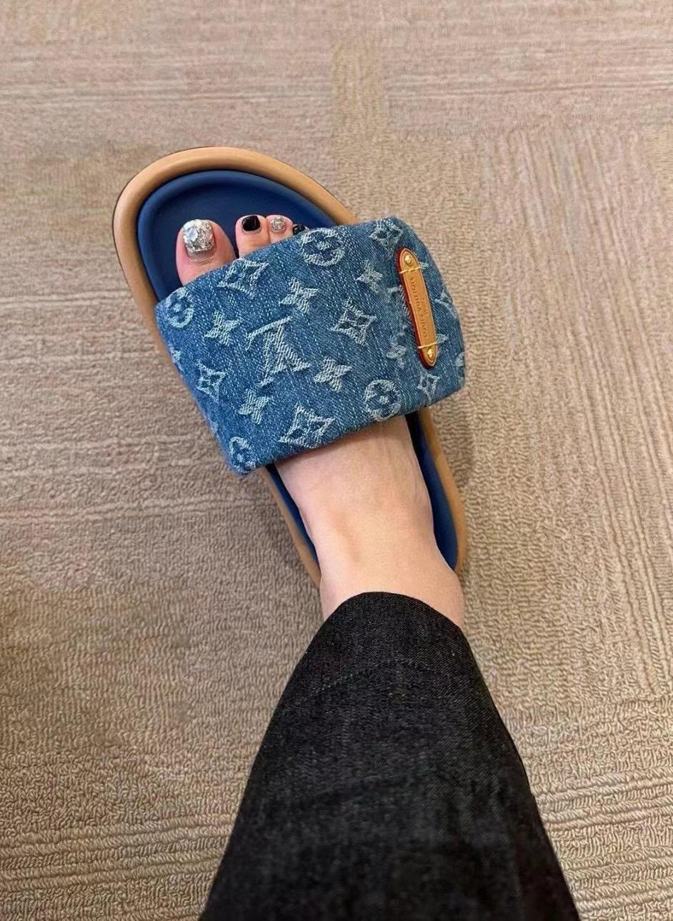 LV 牛仔老花魔術貼女士夏季拖鞋 平底涼拖  Pool Pillow comfort 拖鞋