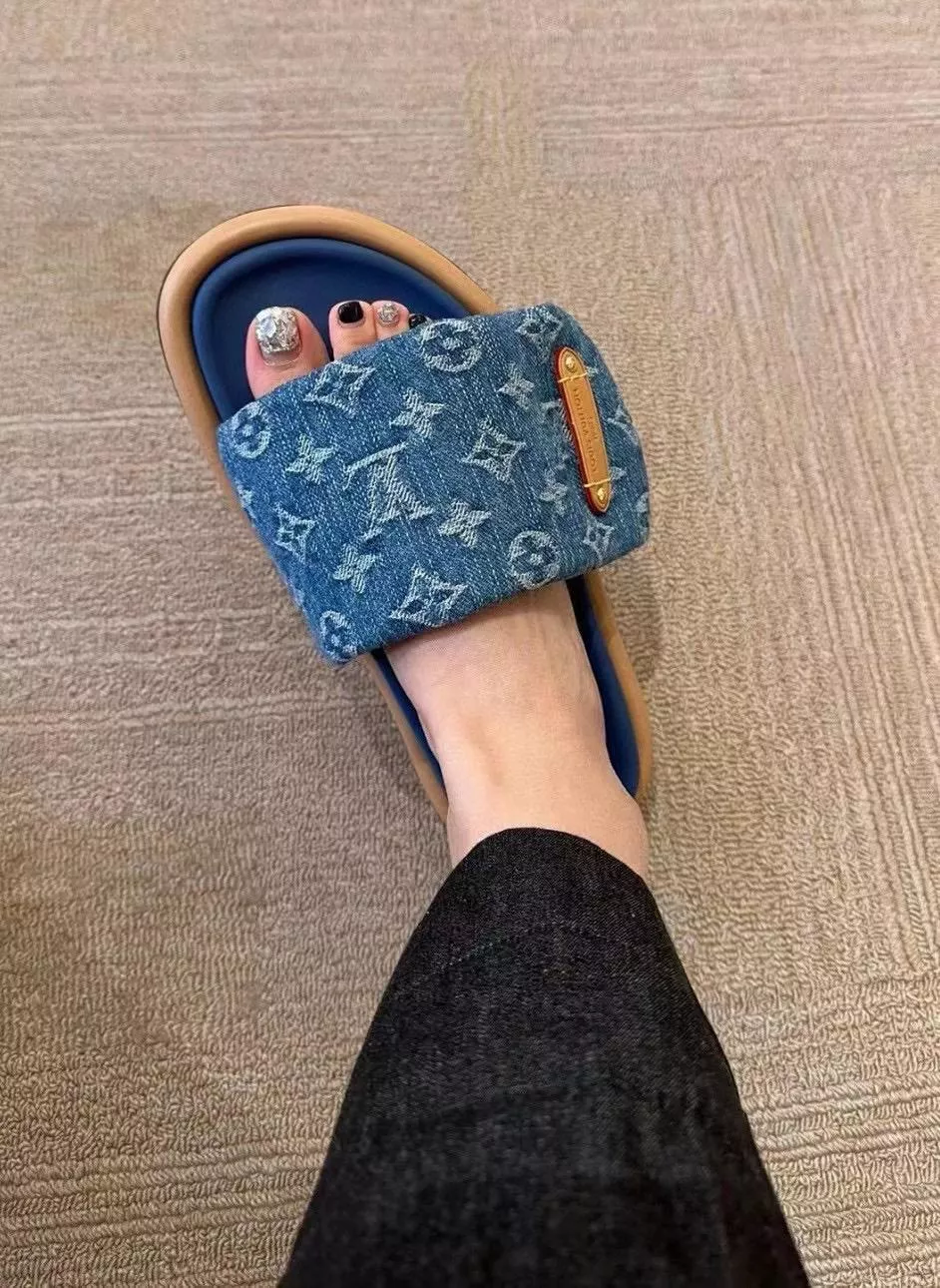LV 牛仔老花魔術貼女士夏季拖鞋 平底涼拖  Pool Pillow comfort 拖鞋