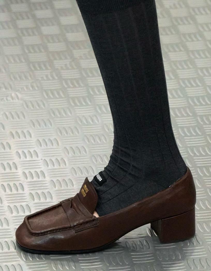 Miu 25s 復古學院風格Nappa羊皮抽褶粗跟樂福鞋 4.5cm 黑色/棕色 35-39 
