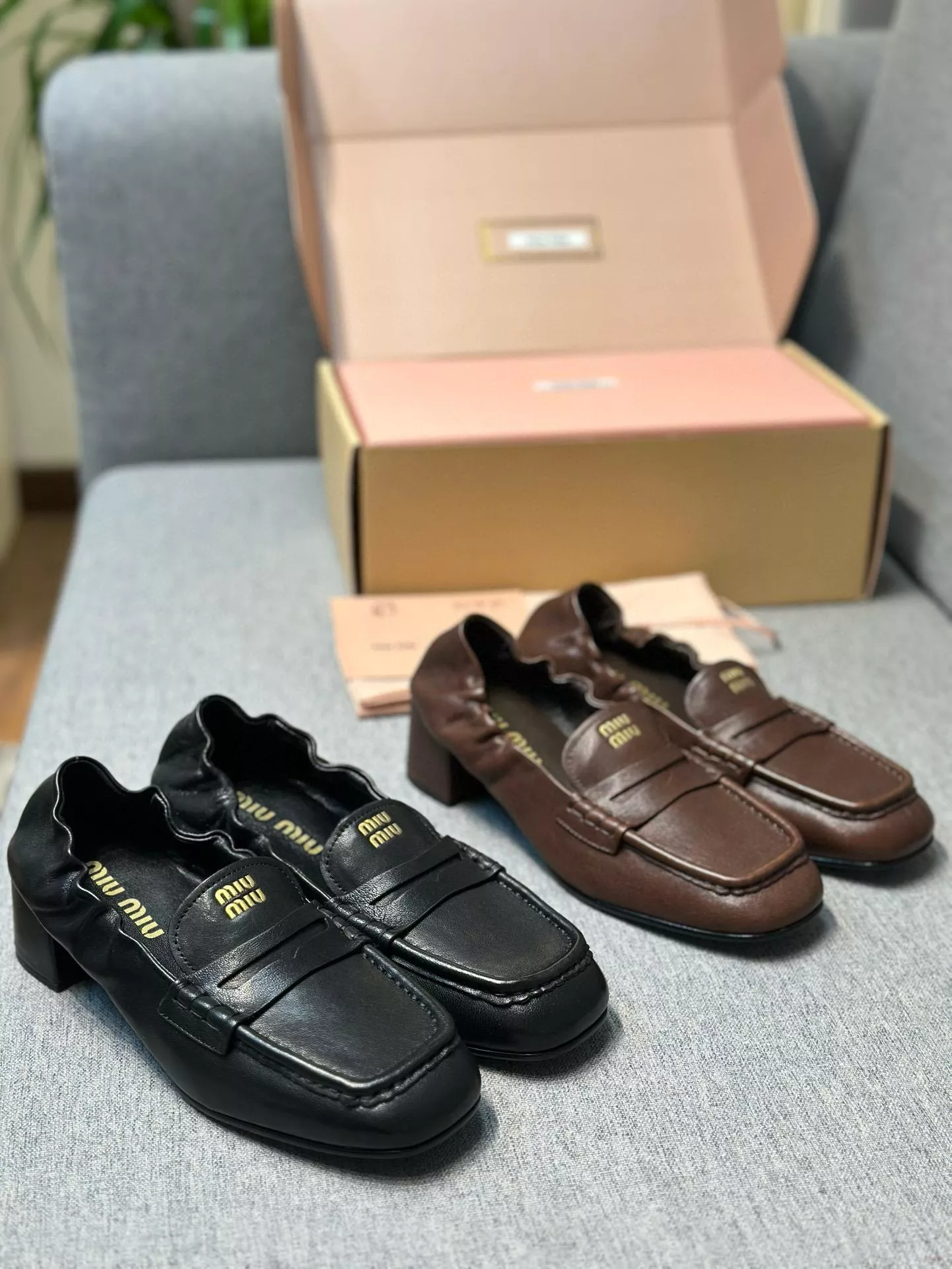 Miu 25s 復古學院風格Nappa羊皮抽褶粗跟樂福鞋 4.5cm 黑色/棕色 35-39 