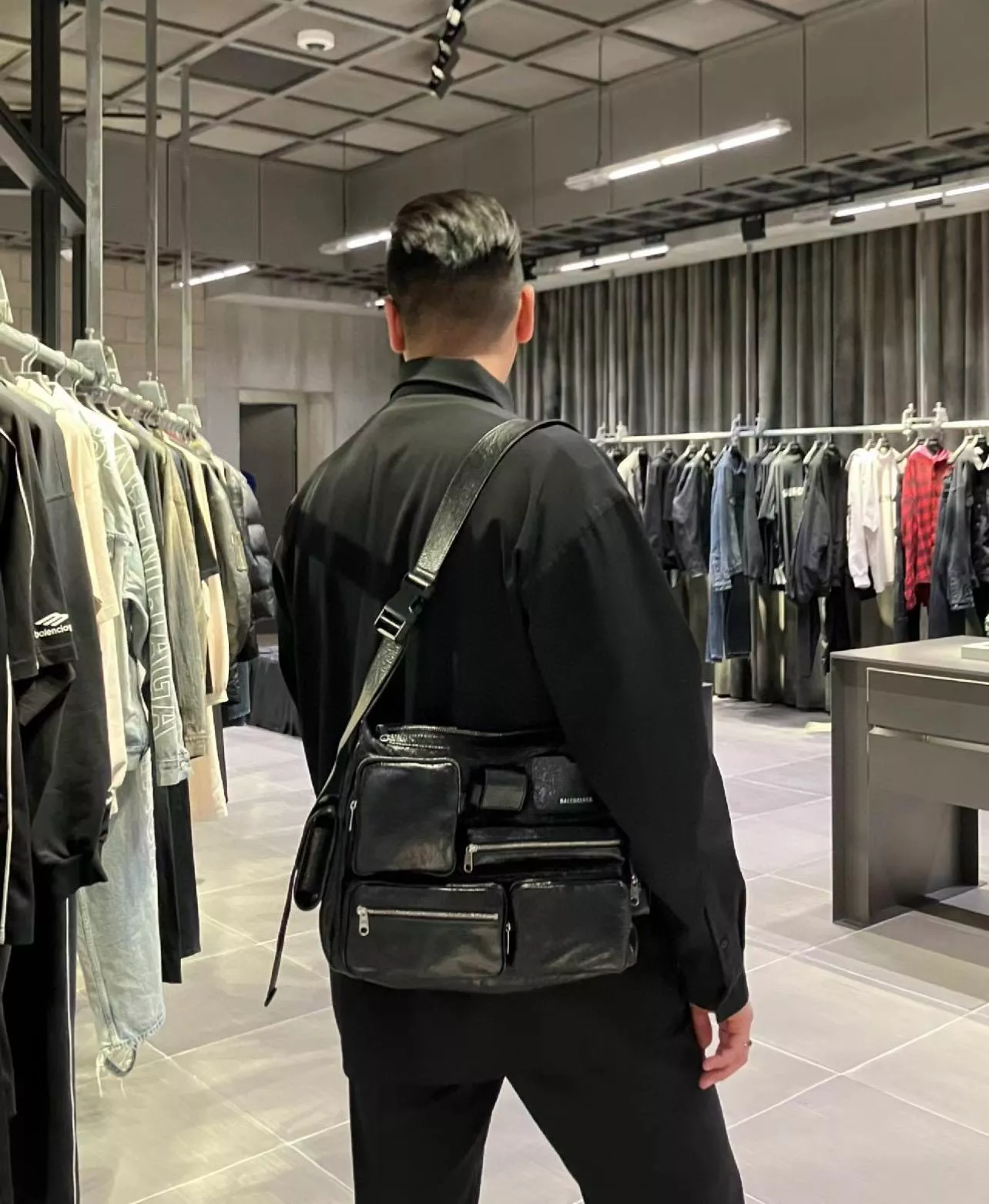 Balenciaga superbusy系列多口袋郵差包 可斜挎版本 可調節長度 33cm