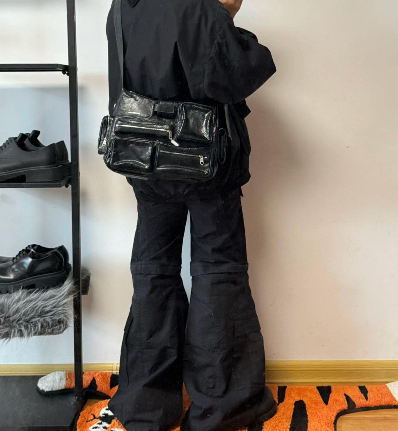 Balenciaga superbusy系列多口袋郵差包 可斜挎版本 可調節長度 33cm