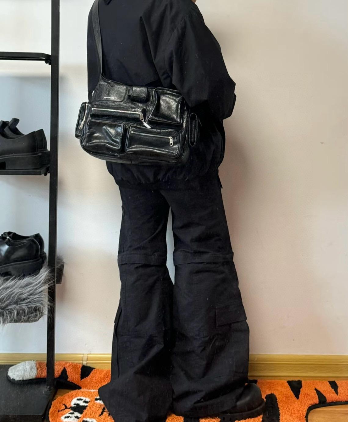 Balenciaga superbusy系列多口袋郵差包 可斜挎版本 可調節長度 33cm
