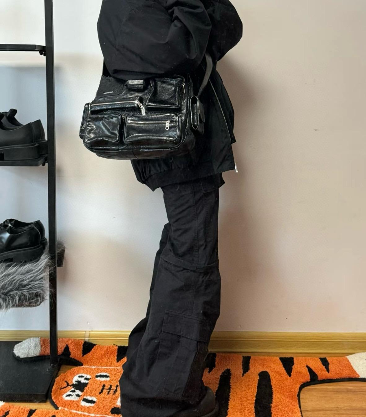 Balenciaga superbusy系列多口袋郵差包 可斜挎版本 可調節長度 33cm