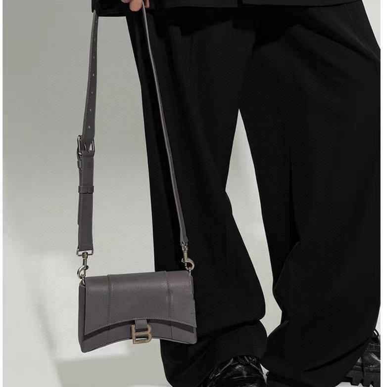 Balenciaga XS 灰色/荔枝紋皮革 downtown 沙漏包 胸包 20cm