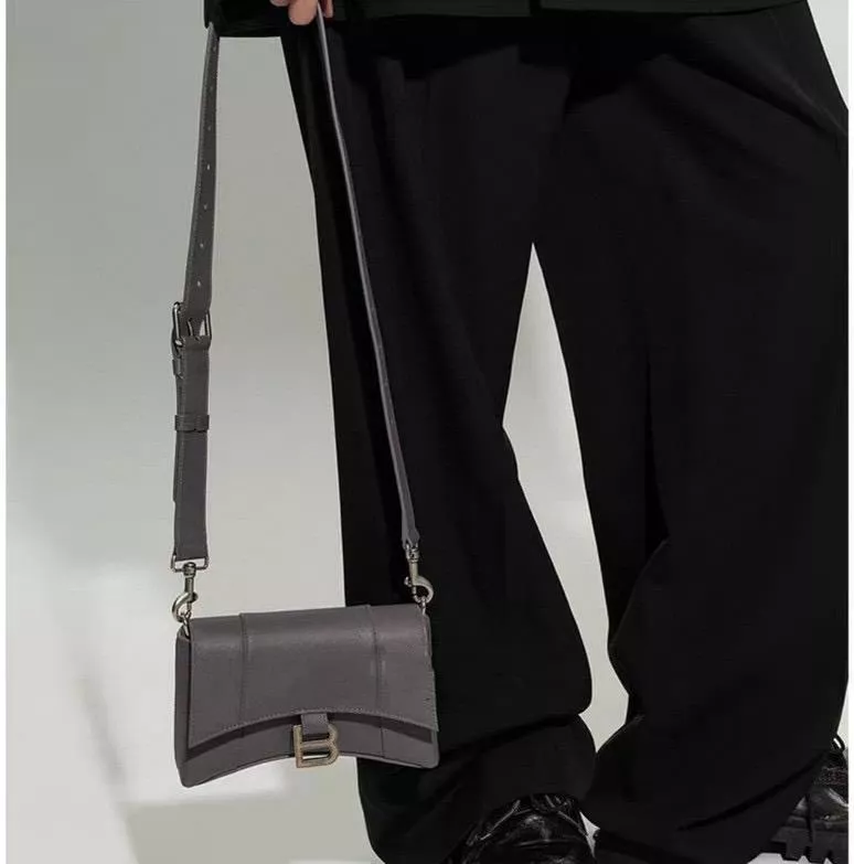 Balenciaga XS 灰色/荔枝紋皮革 downtown 沙漏包 胸包 20cm