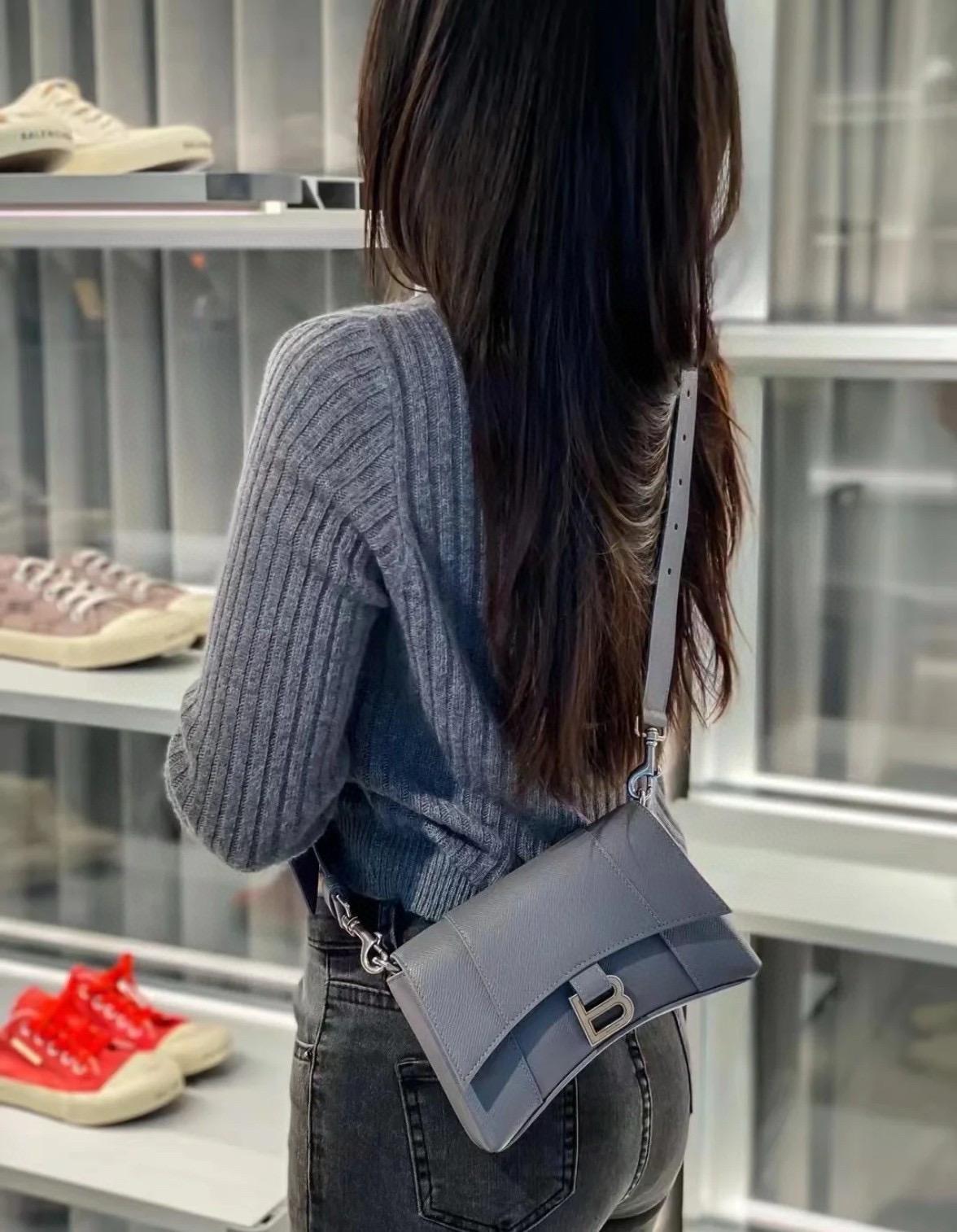 Balenciaga XS 灰色/荔枝紋皮革 downtown 沙漏包 胸包 20cm