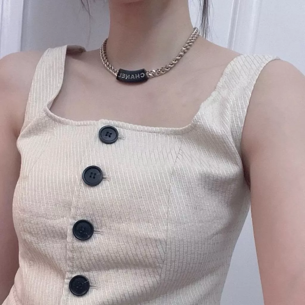 CHANEL 辣妹個性風 黑色壓克力logo水鑽項鍊/Choker