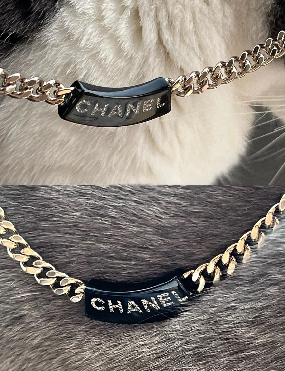 CHANEL 辣妹個性風 黑色壓克力logo水鑽項鍊/Choker