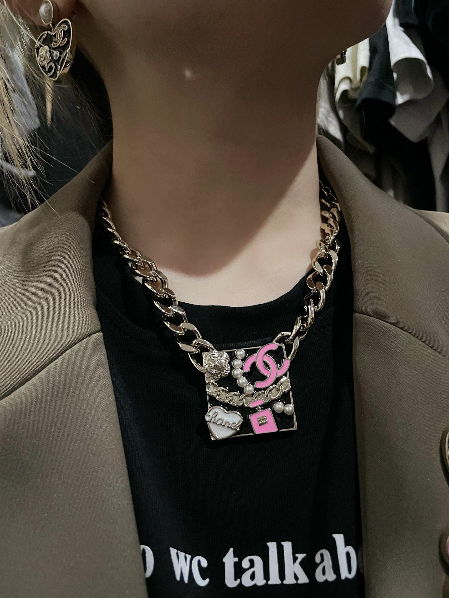 CHANEL 芭比粉琺瑯鑲鑽桃心胸針/項鏈/耳環