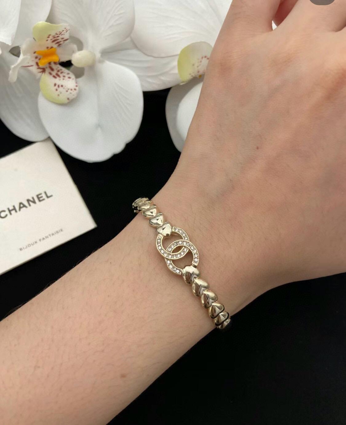 CHANEL 淡金色愛心元素水鑽雙C手鐲 開口式可以按壓調節