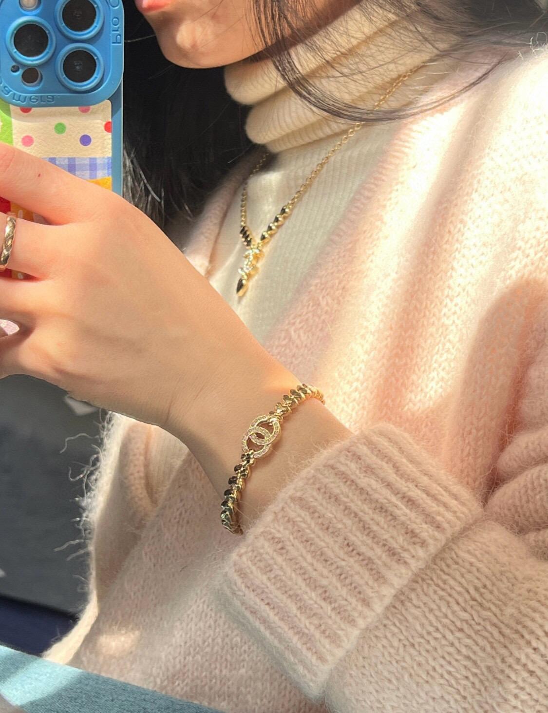 CHANEL 淡金色愛心元素水鑽雙C手鐲 開口式可以按壓調節