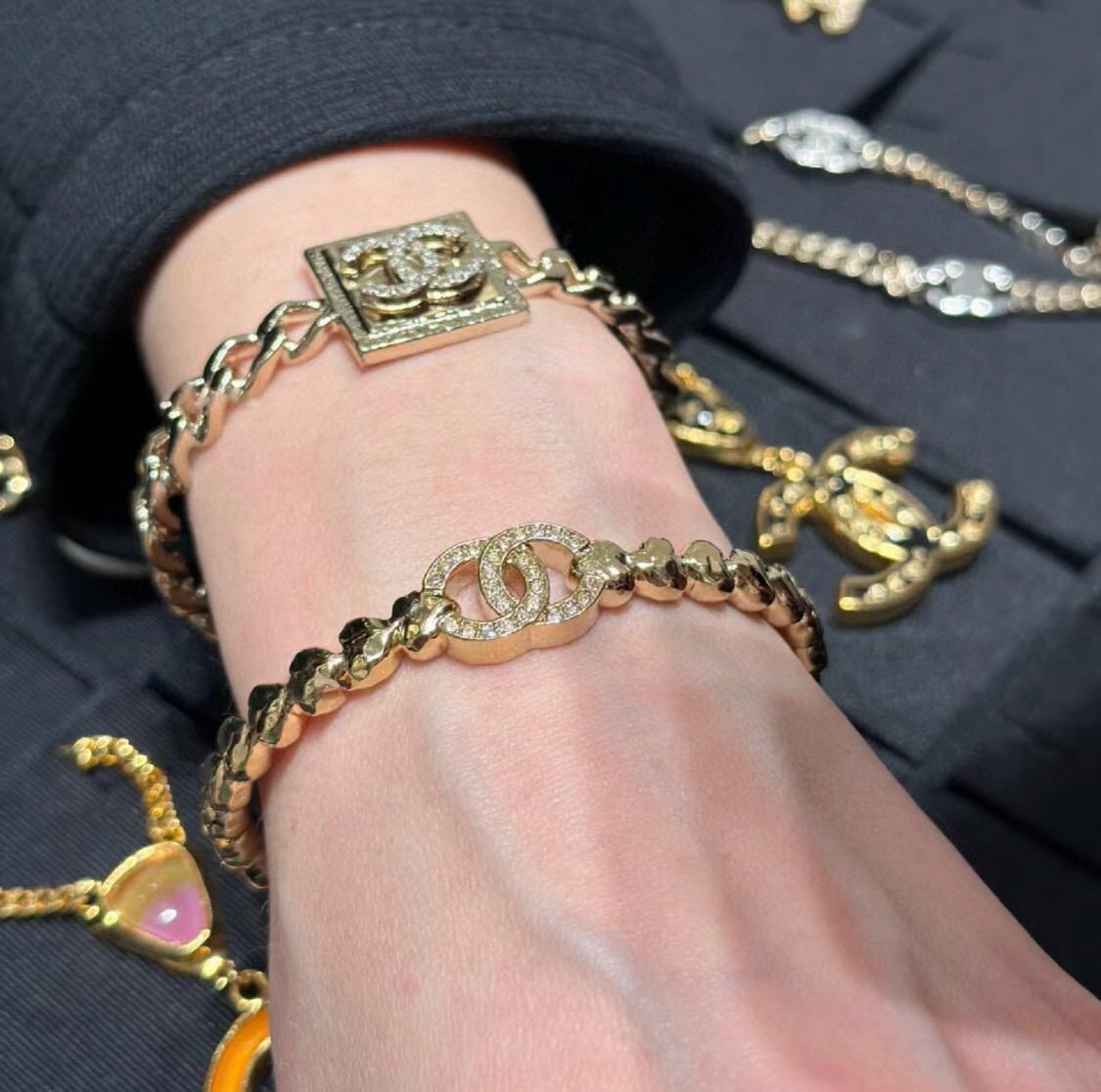 CHANEL 淡金色愛心元素水鑽雙C手鐲 開口式可以按壓調節