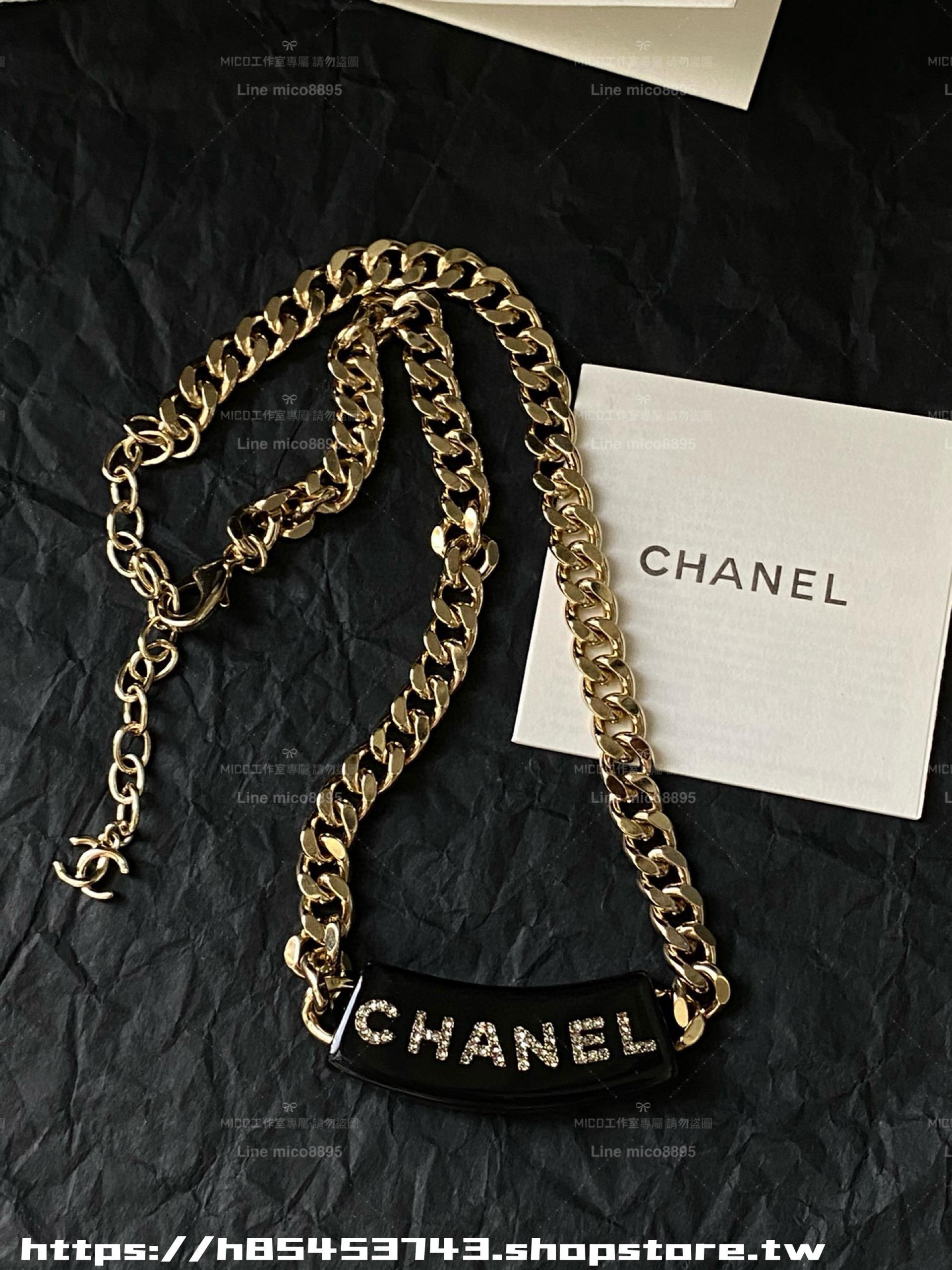 CHANEL 辣妹個性風 黑色壓克力logo水鑽項鍊/Choker
