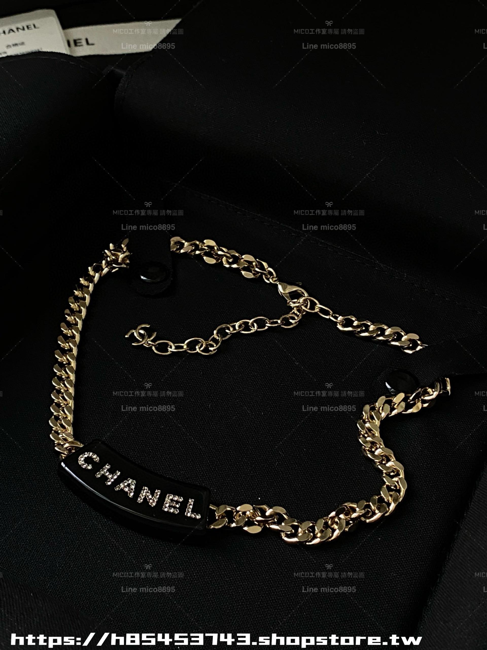 CHANEL 辣妹個性風 黑色壓克力logo水鑽項鍊/Choker