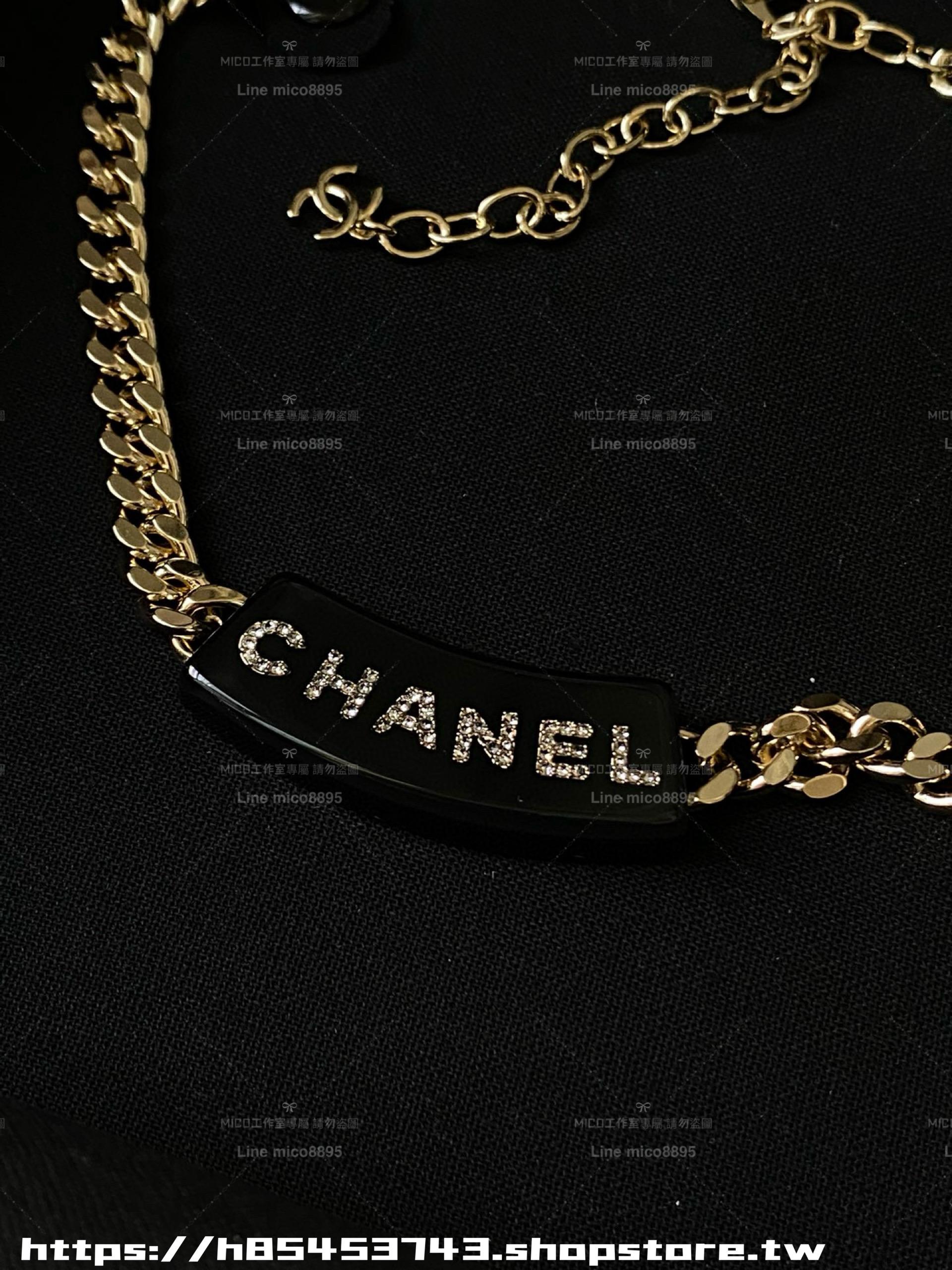 CHANEL 辣妹個性風 黑色壓克力logo水鑽項鍊/Choker