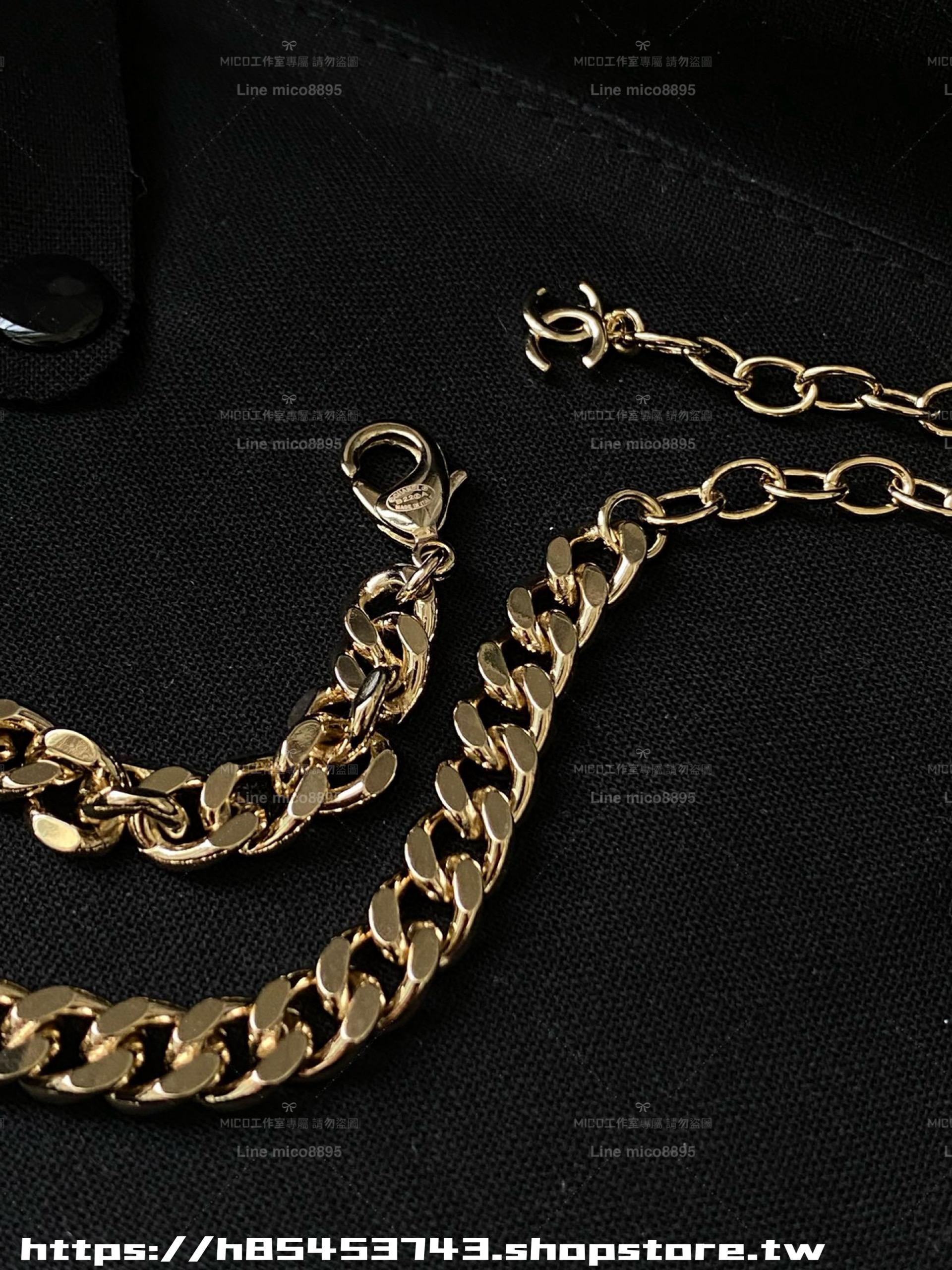 CHANEL 辣妹個性風 黑色壓克力logo水鑽項鍊/Choker