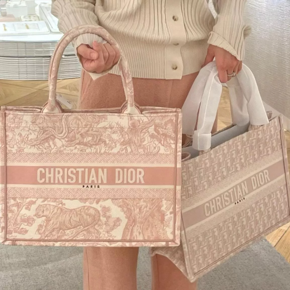 DIOR 經典 中號 動物園系列 粉色老虎刺繡 Book Tote 手提托特包/購物袋 36cm