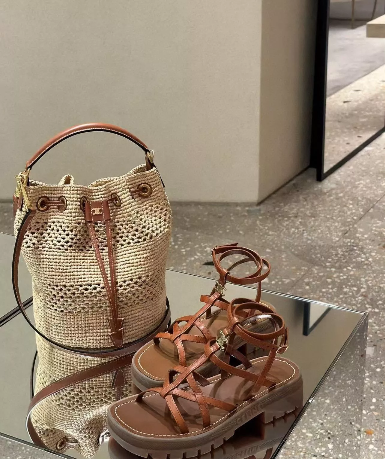 CELINE 夏日度假風系列 草編款 CLARA水桶包 可手提與斜挎 肩帶可調節 25cm