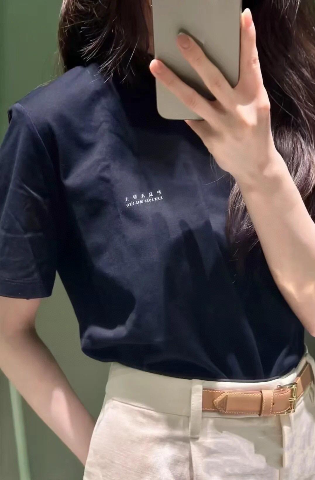 PRADA 25早春 低調質感款 小字母燙印短袖上衣 深藍/米白