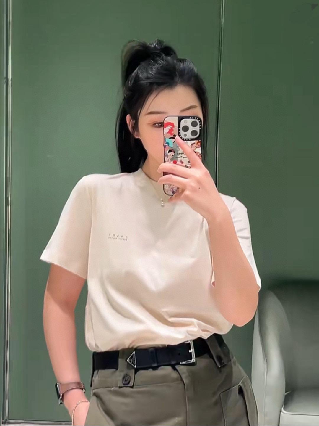PRADA 25早春 低調質感款 小字母燙印短袖上衣 深藍/米白