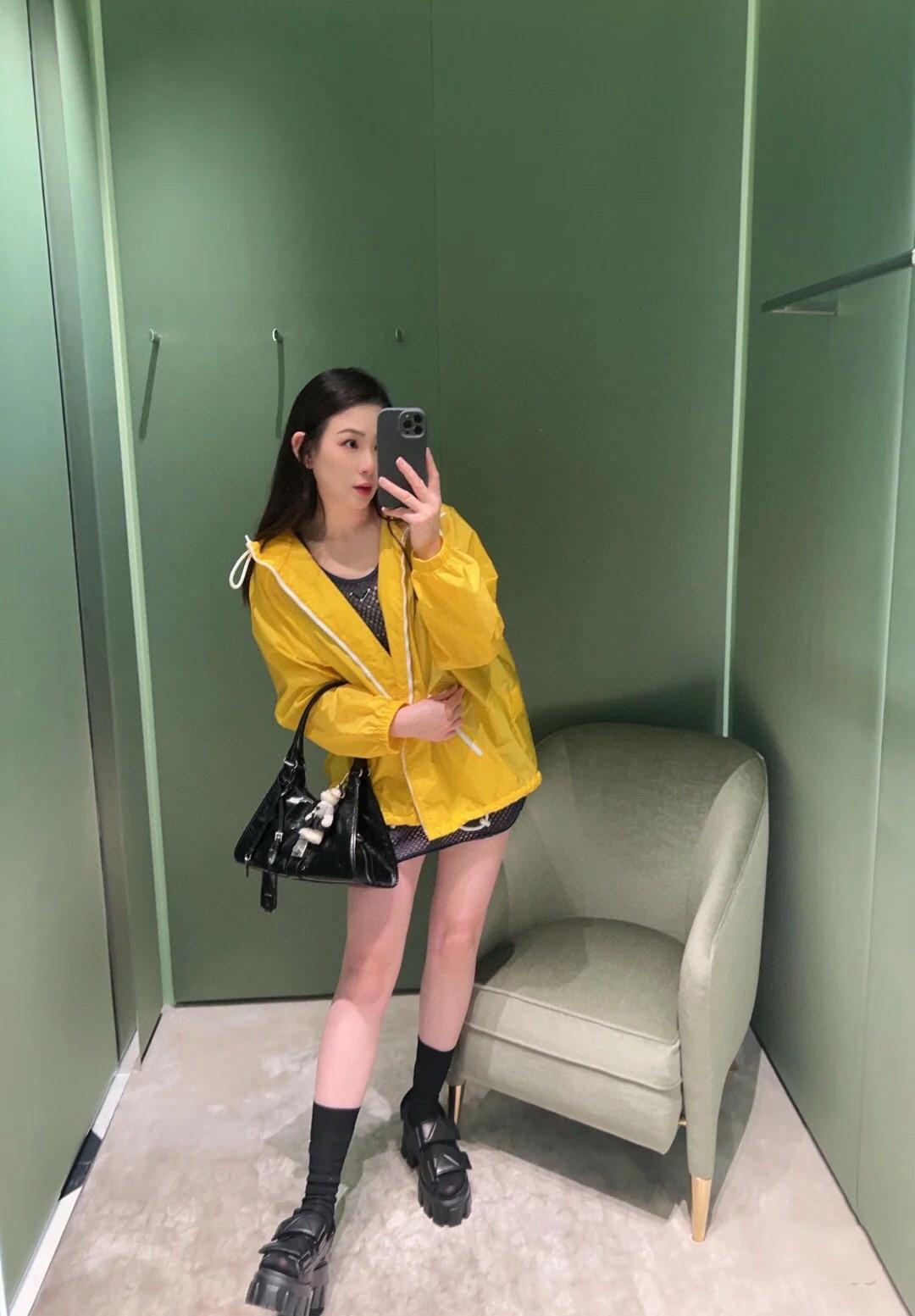 PRADA 25早春 亮黃色尼龍防曬連帽外套