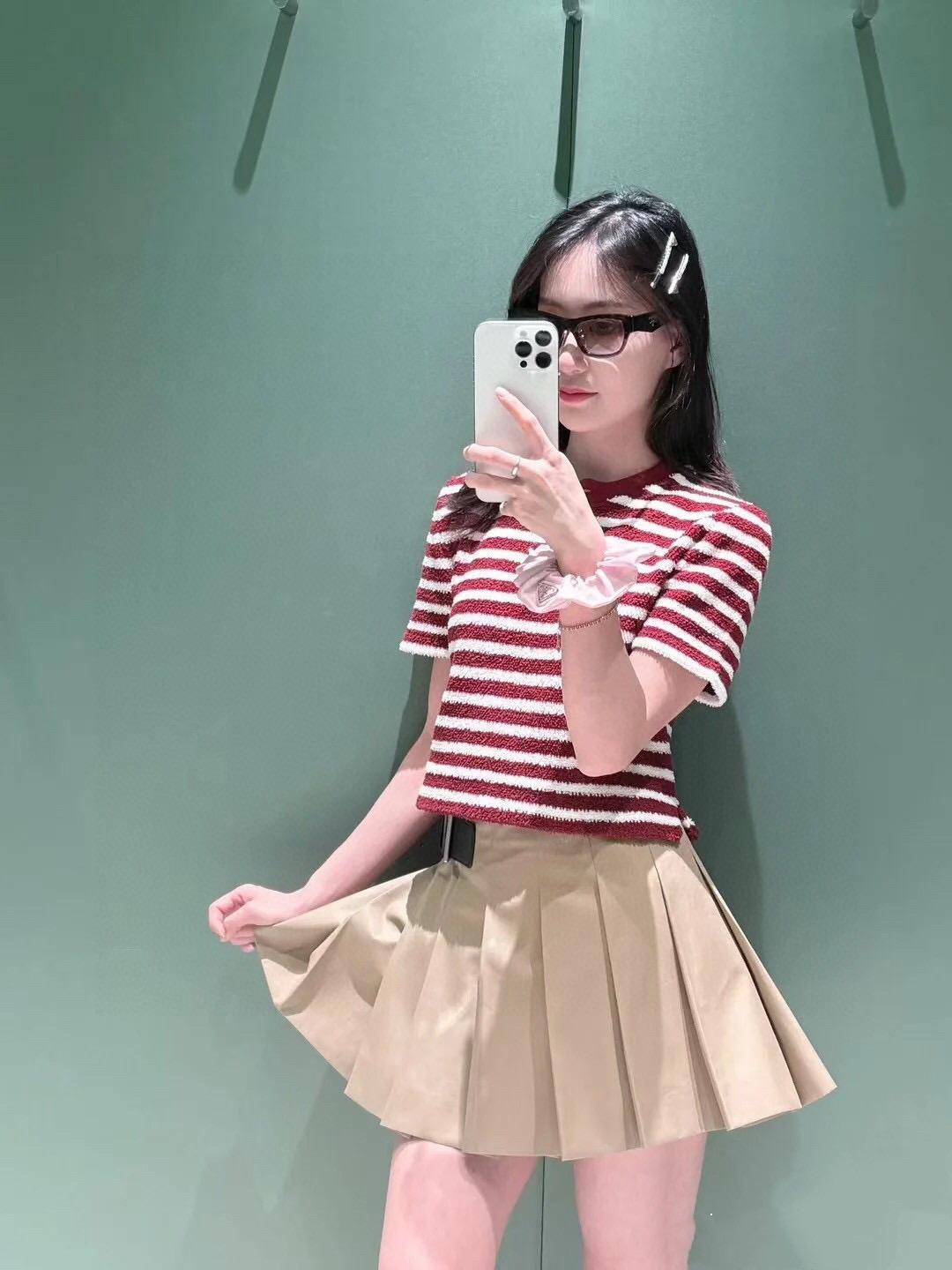 PRADA 25早春 半開領紅白條紋短版上衣