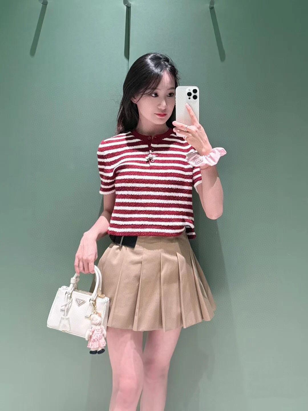 PRADA 25早春 半開領紅白條紋短版上衣