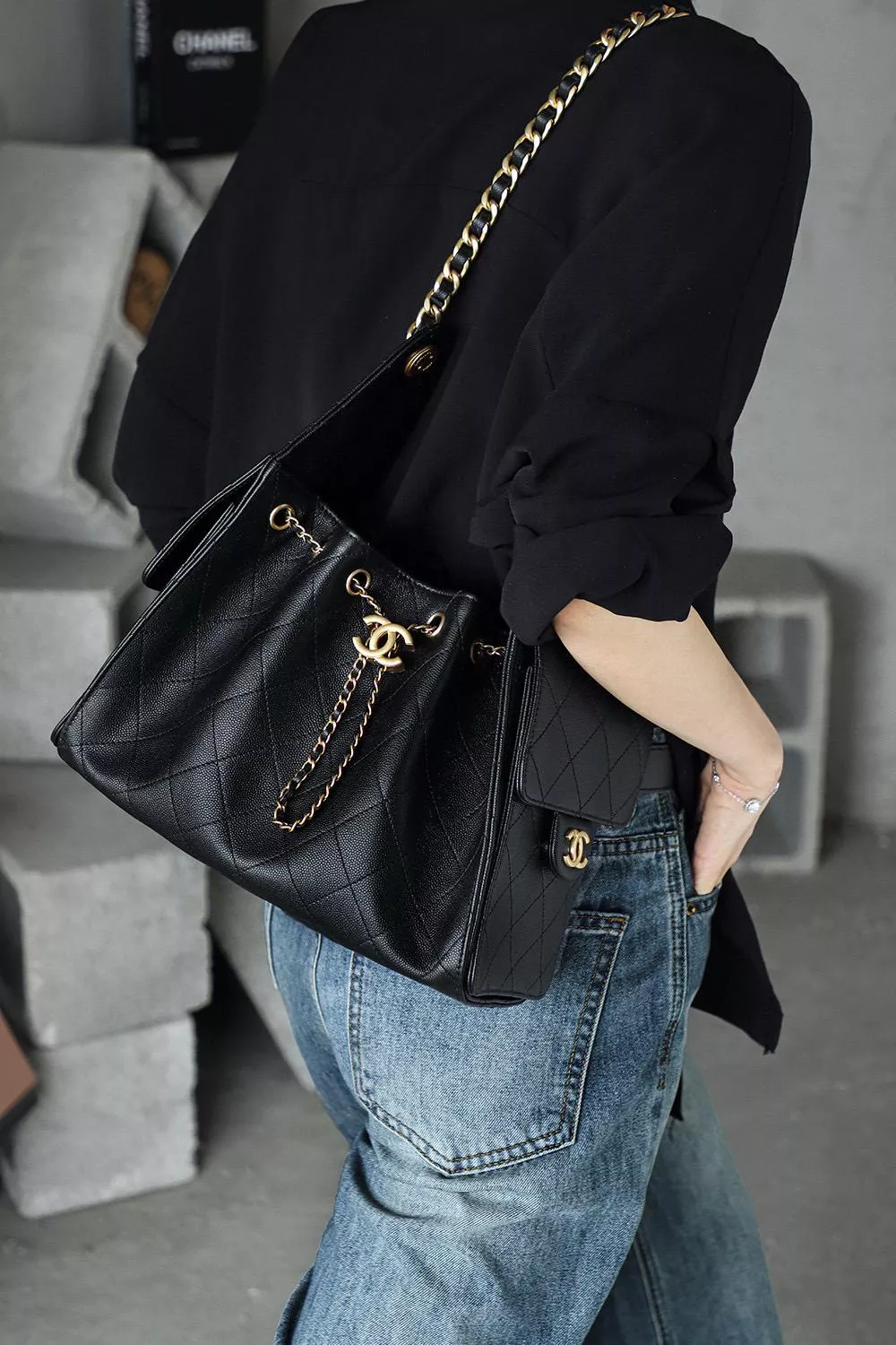 CHANEL 25c 小號 25Bag 黑色魚子醬牛皮金釦水桶包/抽繩肩背包 26cm