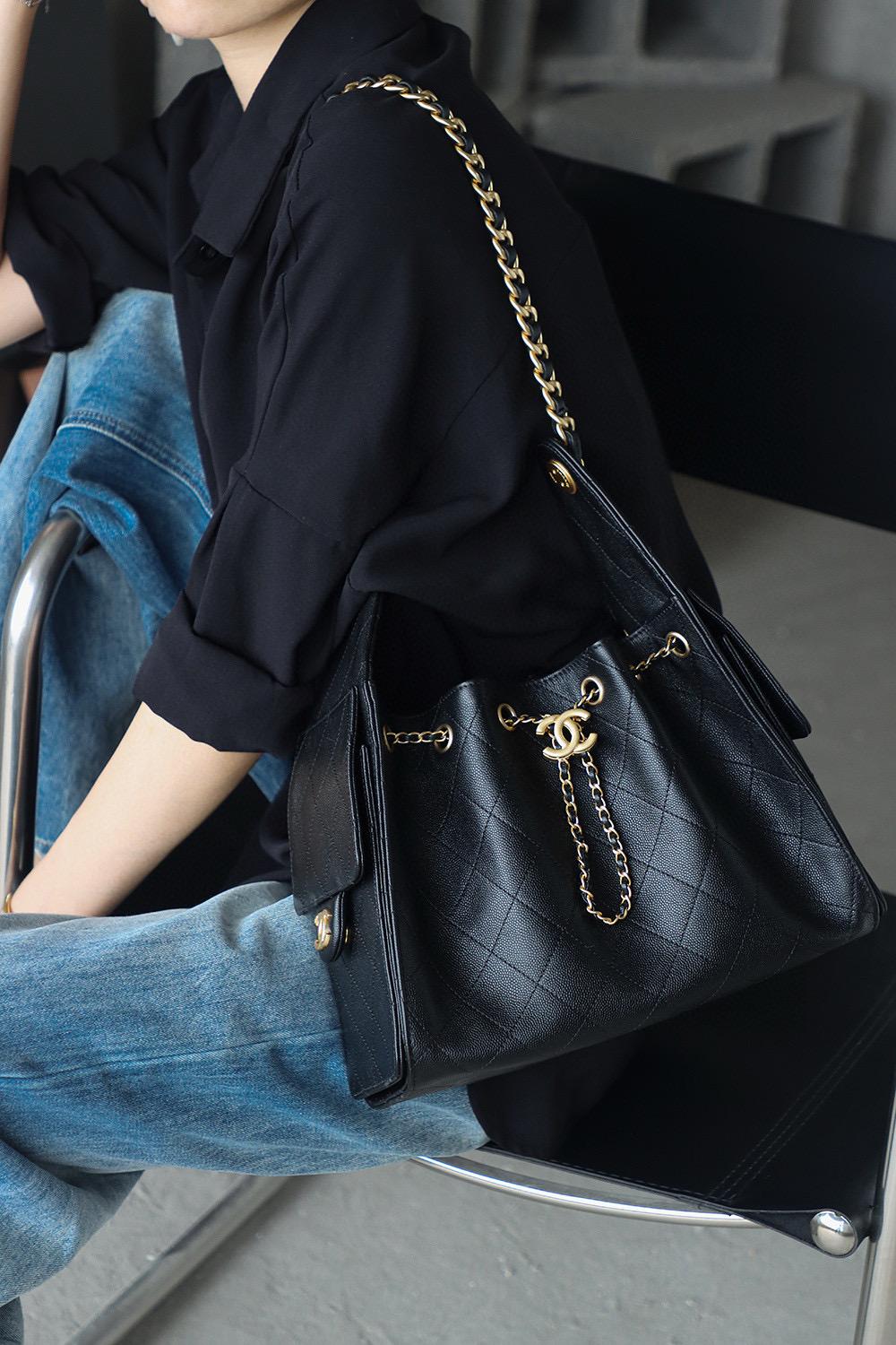 CHANEL 25c 小號 25Bag 黑色魚子醬牛皮金釦水桶包/抽繩肩背包 26cm