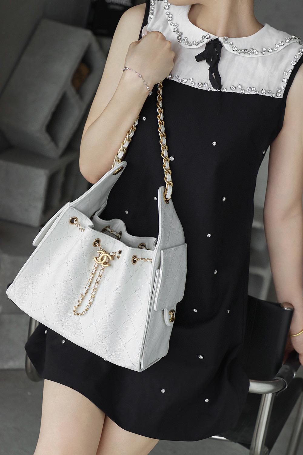 CHANEL 25c 小號 25Bag 白色魚子醬牛皮金釦水桶包/抽繩肩背包 26cm