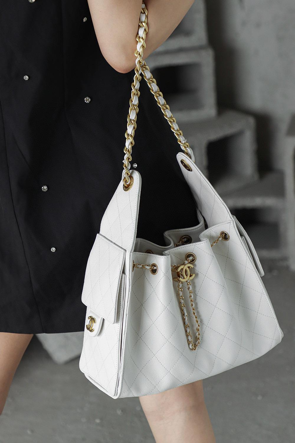 CHANEL 25c 小號 25Bag 白色魚子醬牛皮金釦水桶包/抽繩肩背包 26cm