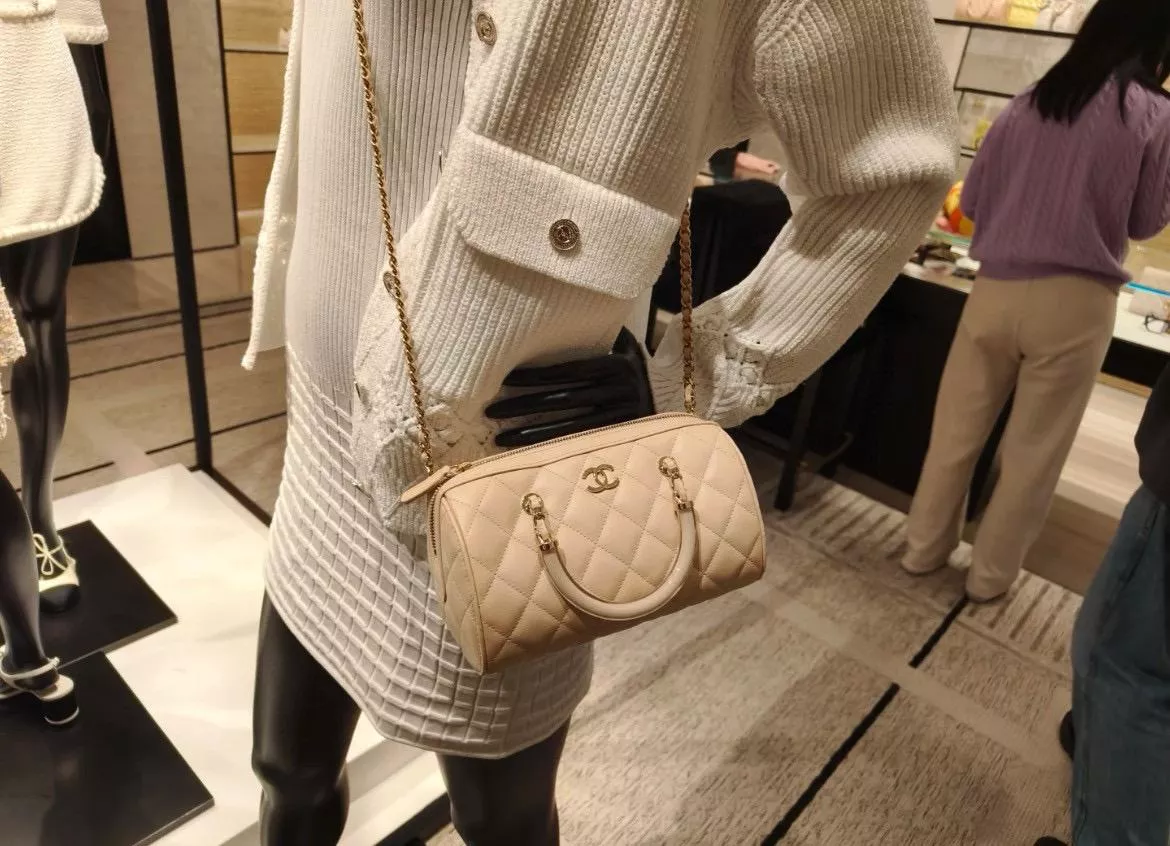 CHANEL 25c 早春款 杏色小羊皮材質 波士頓包/枕頭包 18cm