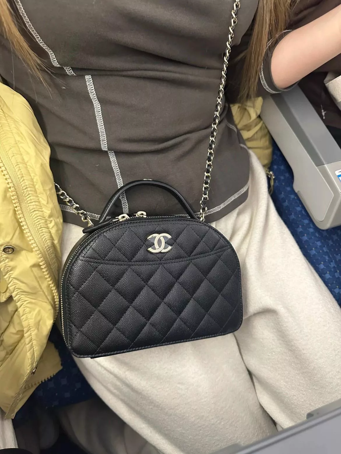CHANEL 25C 手提保齡球貝殼包/黑色 17cm