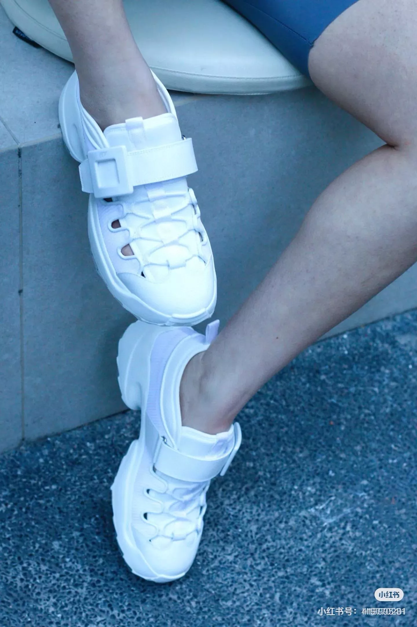 Roger Vivier RV 摟空異材質組合休閒女鞋 白色/黑色