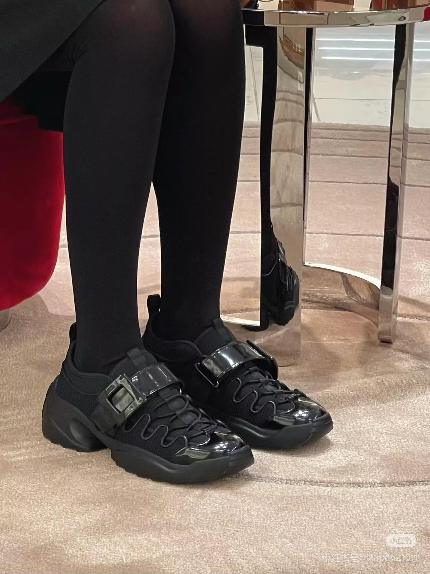 Roger Vivier RV 摟空異材質組合休閒女鞋 白色/黑色