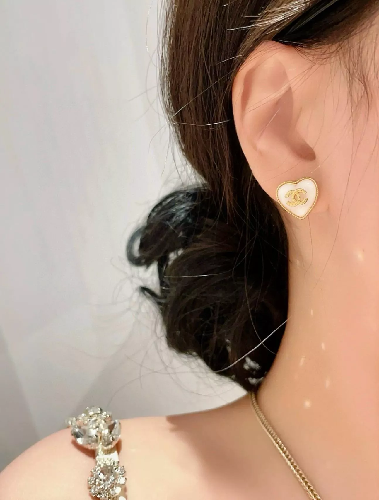 CHANEL 日常佩戴款 【復古愛心耳釘】貓眼石白心設計・金邊細緻雕紋款